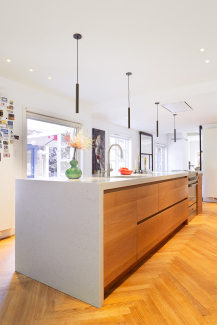 Keuken massief eiken en Lime delight silestone blad