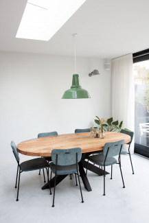 Tafel van Olijf hout met zwart eiken kruispoot Tafel van Olijf hout met zwart eiken kruispoot