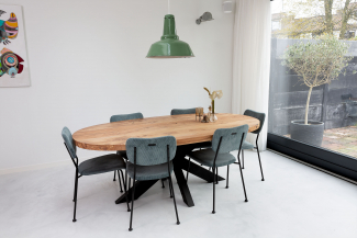 Tafel van Olijf hout met zwart eiken kruispoot Tafel van Olijf hout met zwart eiken kruispoot