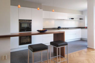 Keuken met notenehouten bar keuken vanuit woonkamer